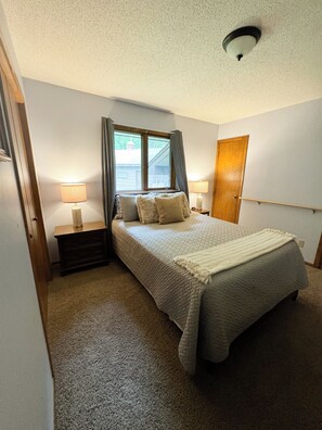 2nd upper level bedroom with queen bed - "Villa Lago" Charming 4 bedroom 3 bath Farm Island Lake home with 3 fire places (Aitkin)
