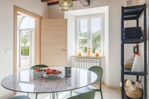 Dining - Piccola Fonte - come by car and you'll have everything at your fingertips (Camucia)