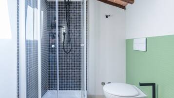 Doccia, asciugacapelli, bidet, asciugamani