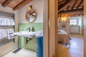 Shower, hair dryer, bidet, towels