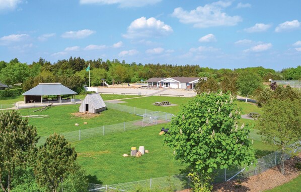 Ein Park mit einem Pavillon, Picknicktischen und einem Spielplatz.