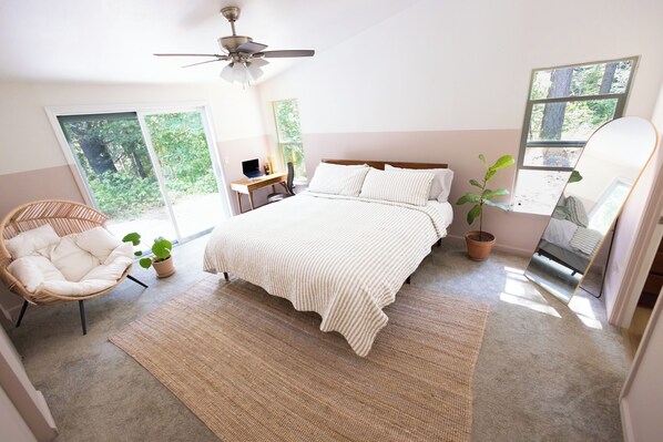 3 bedrooms, desk, WiFi, bed sheets