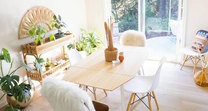 Secluded Forest Retreat, Saltwater Hot Tub, On-site Experiences, Minutes to Town