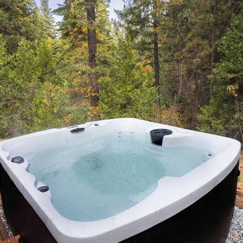 Saltwater Hot Tub, Forest Retreat, Town + Tahoe