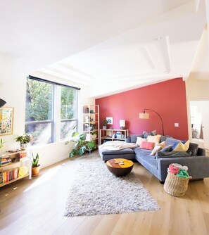 Smart TV, books - Secluded Forest Retreat, Saltwater Hot Tub, On-site Experiences, Minutes to Town (Nevada City)