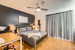 2 bedrooms, desk, iron/ironing board, free WiFi - Walkable Dtwn 2B Getaway | Sleeps 6 | Pool, Prkg (Austin)
