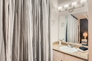 Towels - Walkable Dtwn 2B Getaway | Sleeps 6 | Pool, Prkg (Austin)