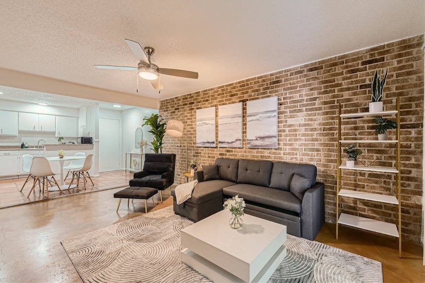 Walkable Dtwn 2b Getaway | Sleeps 6 | Pool, Prkg - Austin, TX
