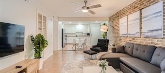 Walkable Dtwn 2B Getaway | Sleeps 6 | Pool, Prkg