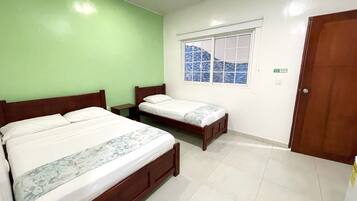 Kamar Triple Ekonomi | Wi-Fi gratis dan seprai linen