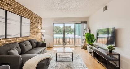 2B Getaway | Walk Dtwn | Sleeps 6 | Pool + Prkg