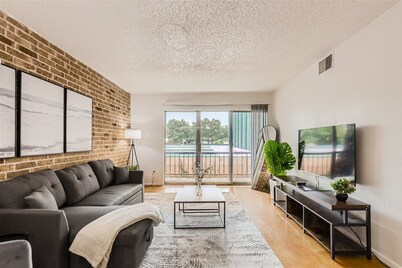 2B Getaway | Walk Dtwn | Sleeps 6 | Pool + Prkg