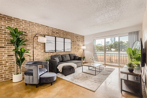 2B Getaway | Walk Dtwn | Sleeps 6 | Pool + Prkg