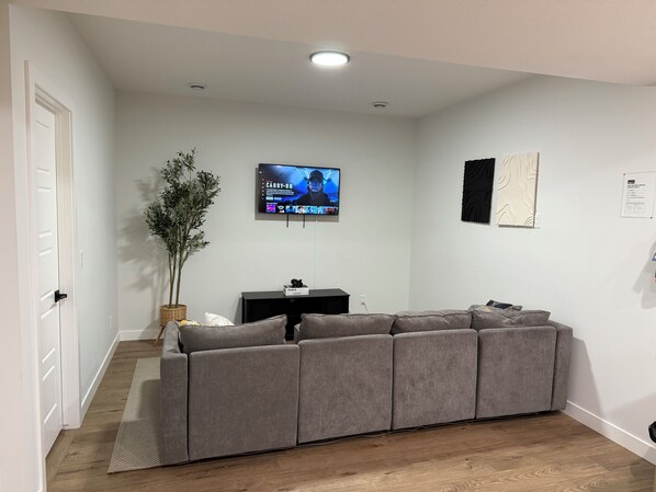 Interior - Cozy two bedroom suite in South West Calgary (Calgary)