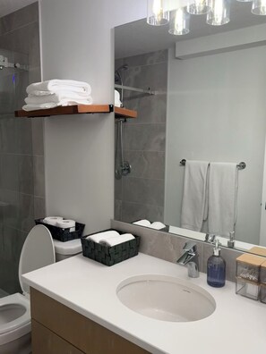 Dusche, Handtücher, Seife, Shampoo