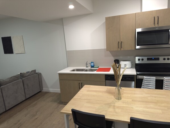 Geladeira, micro-ondas, fogão, cooktop