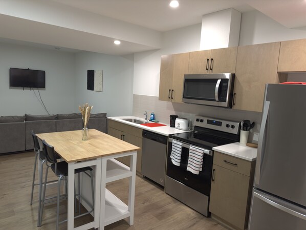 Refrigerador, microondas, horno y parrilla de estufa 