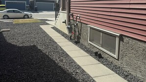Ein Wohngebiet mit Häusern, einer Auffahrt und einem Kiesweg.