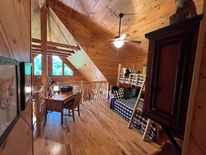 4 bedrooms, desk, iron/ironing board, travel cot - Franklin Foxfire Cabin - Mountain Views, Fire Pit, Spacious, PS5, Fast WiFi (Franklin)