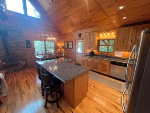 Fridge, microwave, oven, stovetop - Franklin Foxfire Cabin - Mountain Views, Fire Pit, Spacious, PS5, Fast WiFi (Franklin)