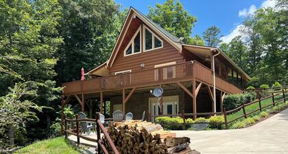 Franklin Foxfire Cabin - Mountain Views, Fire Pit, Spacious, PS5, Fast WiFi