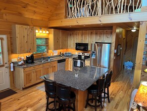 Fridge, microwave, oven, stovetop - Franklin Foxfire Cabin - Mountain Views, Fire Pit, Spacious, PS5, Fast WiFi (Franklin)