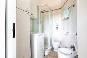 Dusche, Haartrockner, Bidet, Handtücher