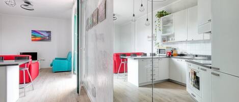 Réfrigérateur, plaque de cuisson, cafetière/bouilloire