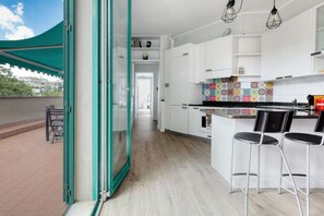 Fridge, stovetop, coffee/tea maker, cookware/dishes/utensils - Rainbow House in Milan (Milano)