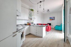 Kühlschrank, Herdplatte, Wasserkocher mit Kaffee-/Teezubehör