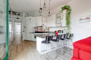 Kühlschrank, Herdplatte, Wasserkocher mit Kaffee-/Teezubehör