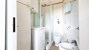 تجهيزات دش، مجففات شعر، مراحيض شطف، مناشف
