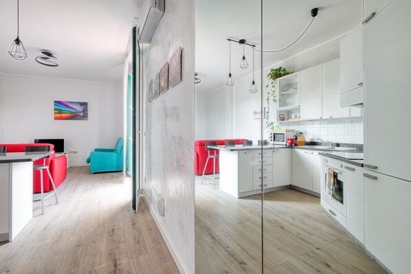 ثلاجة، موقد طهي مسطح، ماكينة لصنع القهوة/الشاي، مستلزمات طهي/أطباق/أوعية