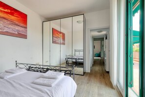 1 habitación, tabla de planchar con plancha y ropa de cama 