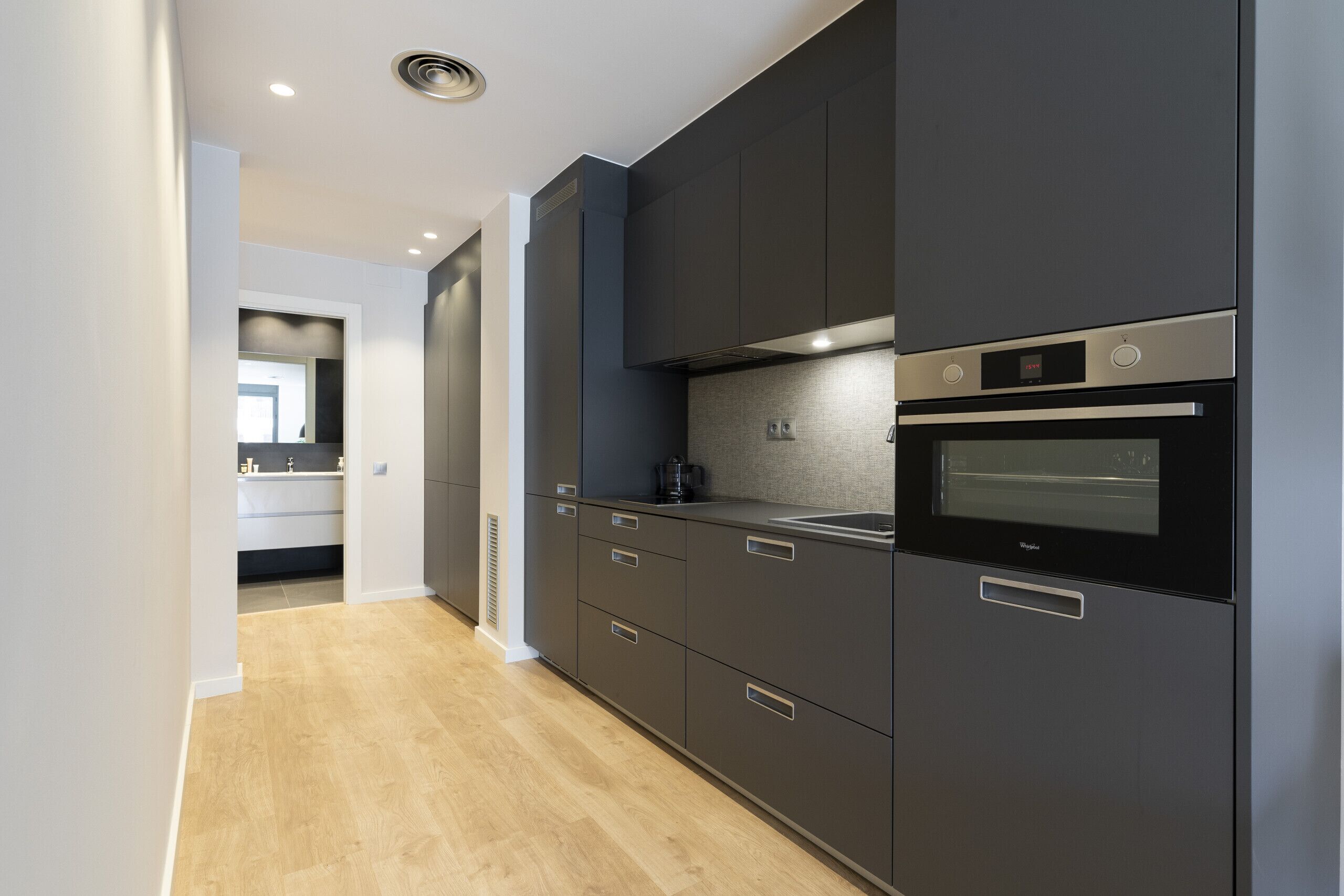 Kühlschrank, Ofen, Geschirrspüler, Wasserkocher mit Kaffee-/Teezubehör