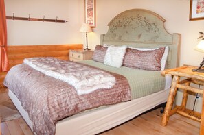 1 bedroom, desk, laptop workspace, iron/ironing board - EML 7 Cloven-Hoofed (Paonia)