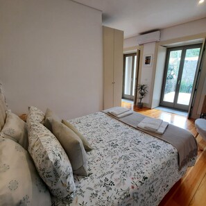 1 dormitorio, tabla de planchar con plancha, wifi y ropa de cama