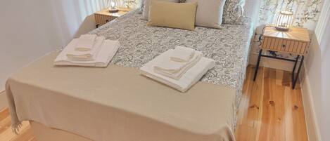 1 slaapkamer, een strijkplank/strijkijzer, wifi, beddengoed