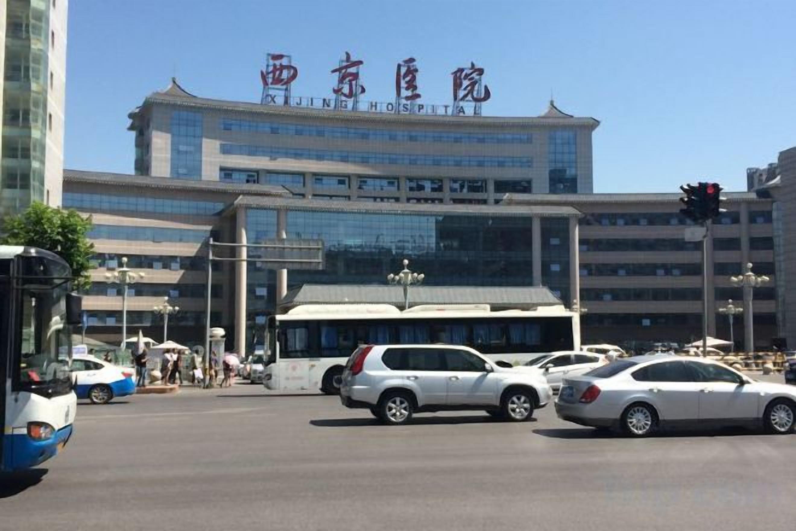 Un bâtiment hospitalier à plusieurs étages, avec un ciel dégagé.