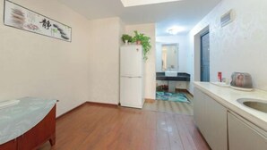 Eine kleine Küche mit Kühlschrank, Spüle und einer Arbeitsplatte.