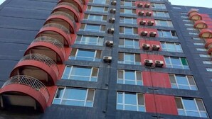 Ein Hochhaus mit mehreren Balkonen und Klimaanlagen.