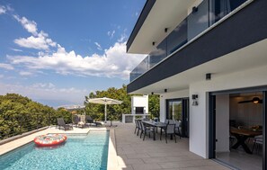 A heated pool - Nice home in Kostrena (Kostrena)