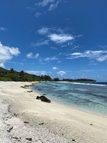 En la playa, arena blanca, toallas de playa