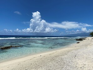 På stranden, vit sandstrand och strandhanddukar