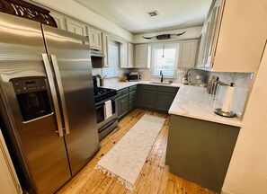 ثلاجة، ميكروويف، فرن، موقد طهي مسطح