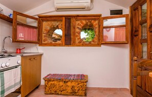 Fridge, oven, stovetop, coffee/tea maker