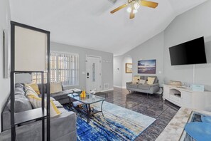 TV connectée, cheminée, livres