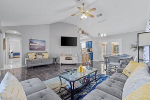 TV connectée, cheminée, livres