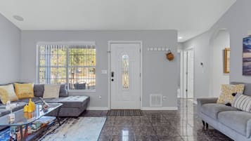 Smart TV, chimenea y libros