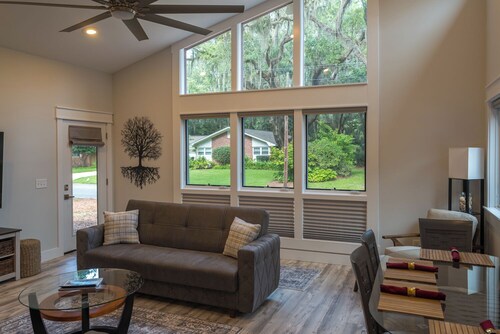 New 1250sqft stylish 2bd 2bth cottage AC/WiFi full kitch sunny St. Simons Island
